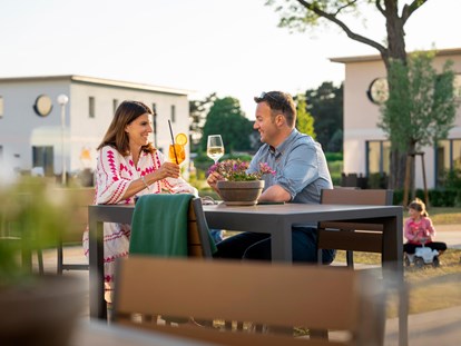 Familienhotel - Verpflegung: alkoholfreie Getränke ganztags inklusive - Ressort Außenbereiche - TUI SUNEO Kinderresort Usedom