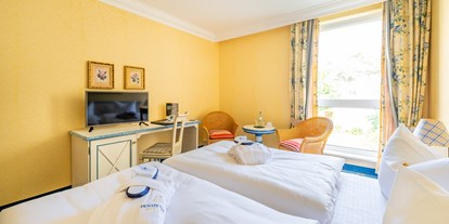 Familienhotel - Standard-Doppelzimmer zur Landseite mit Doppelbett, Flachbild-TV. Bad mit Dusche & WC. - Rugard Thermal Strandhotel