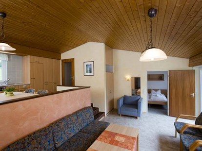 Familienhotel - Preisniveau: exklusiv - Gemütlicher Wohnbereich im Bungalow - Ferienclub Maierhöfen