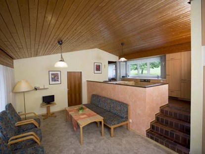 Familienhotel - Sauna - Bayern - Küche und Wohnbereich im Bungalow - Ferienclub Maierhöfen