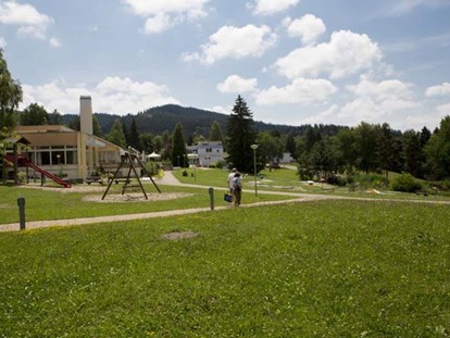Familienhotel - Hirschegg (Mittelberg) - Garten und Spielplatz beim Ferienclub - Ferienclub Maierhöfen