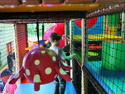 Familienhotel - Garten - Bayern - Softplayanlage in der Kinderspielwelt - Ferienclub Maierhöfen