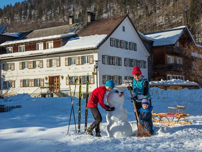 Familienhotel - Babysitterservice - Oberstaufen - Schneespaß für die ganze Familie. - Sonne Bezau Familotel Bregenzerwald