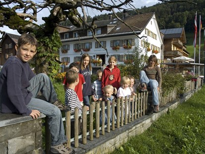 Familienhotel - Streichelzoo - Schröcken - Hotel Sonne mit Kindern - Sonne Bezau Familotel Bregenzerwald