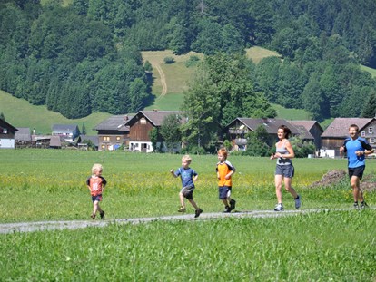Familienhotel - Garten - Mittelberg (Mittelberg) - Kinderjogging mit Chef Christian - Sonne Bezau Familotel Bregenzerwald