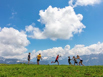 Familienhotel - Kinderbetreuung - Appenzell - Bewegungsspiele auf Baumgarten - Sonne Bezau Familotel Bregenzerwald