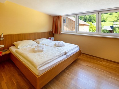 Familienhotel - Umgebungsschwerpunkt: Fluss - St. Gallenkirch - Schlafzimmer im Familienappartement - Sonne Bezau Familotel Bregenzerwald