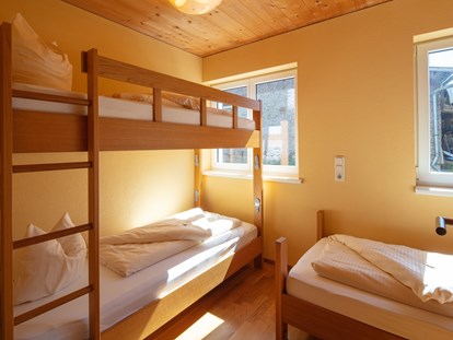 Familienhotel - Wellnessbereich - Vorarlberg - Kinderzimmer im Familienappartement - Sonne Bezau Familotel Bregenzerwald