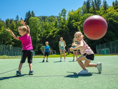 Familienhotel - Umgebungsschwerpunkt: Fluss - Bewegungstunden in der Kinderbetreuung - Sonne Bezau Familotel Bregenzerwald