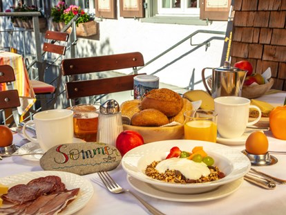 Familienhotel - Streichelzoo - Schröcken - Frühstück auf der Terrasse - Sonne Bezau Familotel Bregenzerwald