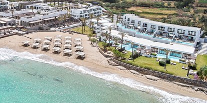 Familienhotel - Kinderwagenverleih - Agios Nikolaos - Amirandes von oben. Links befinden sich die Villen mit privaten Strandzugang - Hotel Amirandes