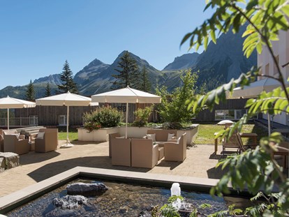 Familienhotel - Umgebungsschwerpunkt: See - Madesimo - Garten Lounge - Sunstar Familienhotel Arosa - Sunstar Hotel Arosa