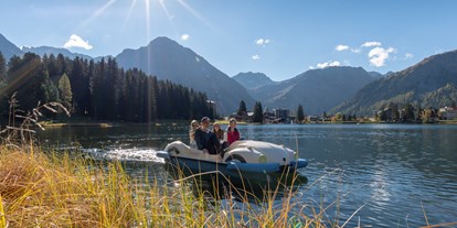 Familienhotel - Verpflegung: Halbpension - Graubünden - Pedalo fahren auf dem See in Arosa - Sunstar Hotel Arosa