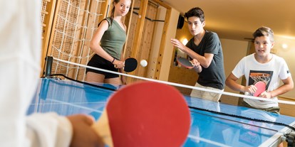 Familienhotel - Spielplatz - Trentino-Südtirol - Jugendraum mit Ping Pong - Hotel Bad Ratzes