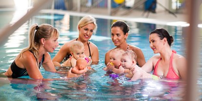 Familienhotel - ausschließlich Familien im Hotel - Österreich - Babyschwimmen - Hotel Sonnenpark**** Superior