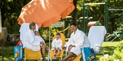 Familienhotel - Schwimmkurse im Hotel - Österreich - Familie im Bademantel - Hotel Sonnenpark**** Superior