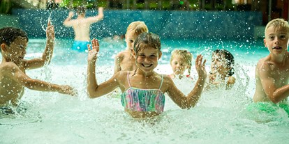 Familienhotel - ausschließlich Familien im Hotel - Österreich - Kinder im Wasser-Relaxbecken - Hotel Sonnenpark**** Superior