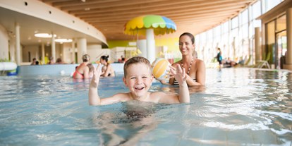 Familienhotel - Schwimmkurse im Hotel - Österreich - Kind im Wasser - Hotel Sonnenpark**** Superior