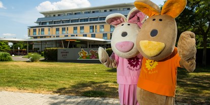 Familienhotel - Award-Gewinner - Sunny Bunny Pinky Bunny vor dem Hotel - Hotel Sonnenpark**** Superior