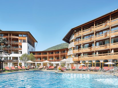 Familienhotel - Pools: Sportbecken - Österreich - Außenansicht Hotel DIE POST - Hotel DIE POST
