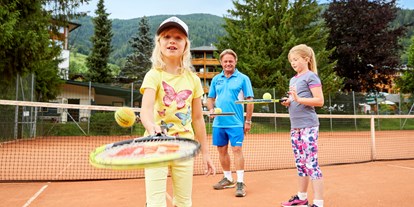 Familienhotel - Skilift - Kärnten - Tennisvergnügen für Groß & Klein am POST-Tennisccourt - Hotel DIE POST