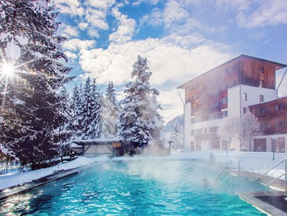 Familienhotel - Umgebungsschwerpunkt: Berg - Keutschach - Außenansicht DIE POST im Winter - Hotel DIE POST