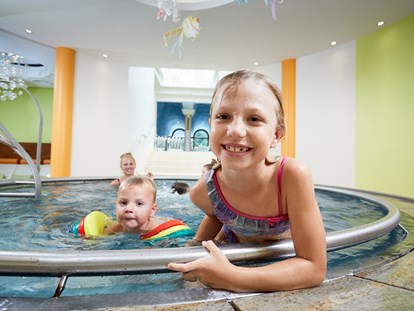 Familienhotel - Skikurs direkt beim Hotel - Keutschach - Familien-Badehosen-Area - Hotel DIE POST