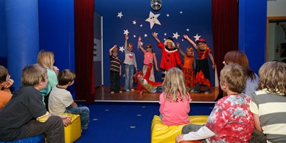 Familienhotel - Kinderbetreuung in Altersgruppen - Cogolo di Pejo - Kinder-Tanzaufführung im Theater des Kinderclubs - Gartenhotel Moser ****s