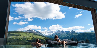 Familienhotel - Einzelzimmer mit Kinderbett - Going am Wilden Kaiser - Alpenwelt FelsenSPA/ Außen Pool mit Panorama Blick  - MY ALPENWELT Resort****SUPERIOR