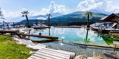 Familienhotel - Pools: Schwimmteich - Ellmau - Bärensee mit mediterraner Gartenanlage - MY ALPENWELT Resort****SUPERIOR