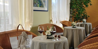 Familienhotel - Umgebungsschwerpunkt: Strand - Pietra Ligure - Bar mit TV-Raum und Außenbereich - Hotel Raffy