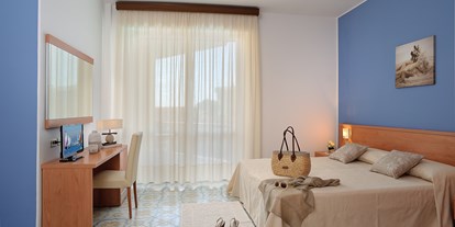 Familienhotel - barrierefrei - Pietra Ligure - Komfort-zimmer
Unsere mit allen Annehmlichkeiten ausgestatteten Komfortzimmer sind modern eingerichtet und sichern Ihnen einen erholsamen Schlaf zu, perfekt für einen qualitativ hochwertigen Urlaub. - Hotel Raffy