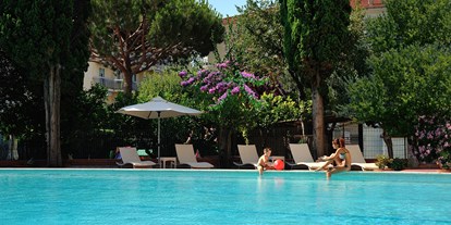 Familienhotel - Umgebungsschwerpunkt: Strand - Pietra Ligure - Eine unserer beliebtesten Serviceleistungen ist sicher das Schwimmbad:
geöffnet von Mai bis September
Größe: 25 Meter lang, 1,60 und 1,80 Meter tief - Hotel Raffy