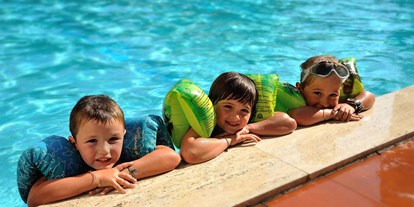 Familienhotel - Verpflegung: Frühstück - Finale Ligure - Kids im Pool - Hotel Raffy