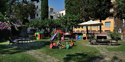 Familienhotel - Hunde: erlaubt - Laigueglia - Garten mit Spielplatz in der Nähe des Schwimmbads - Hotel Raffy