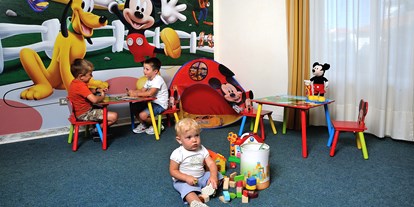 Familienhotel - barrierefrei - Pietra Ligure - Heller und fröhlicher Spielbereich im Innenraum mit Spielsachen - Hotel Raffy