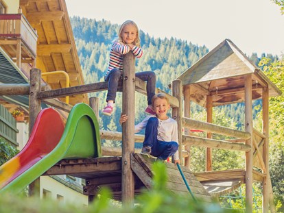 Familienhotel - Babysitterservice - Kitzbühel - Da kommt keine Langweile auf! Ein großer Garten mit Spielanlage erwartet euch. - Familienhotel Salzburger Hof