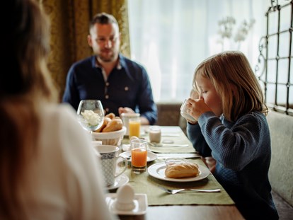 Familienhotel - Babysitterservice - Österreich - Ein reichhaltiges Frühstück für Groß & Klein  - Familienhotel Salzburger Hof