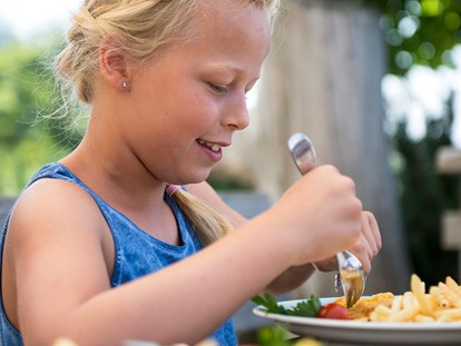 Familienhotel - Garten - Südtirol - Kind beim Essen - Taser Alm