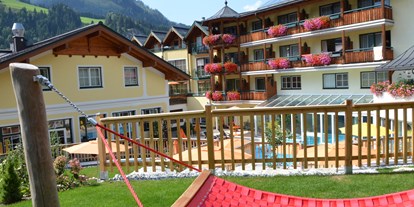 Familienhotel - Pools: Außenpool beheizt - Zell am See - Garten - Hotel Guggenberger