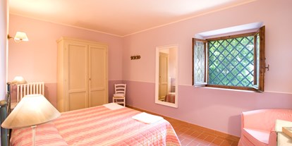 Familienhotel - Pools: Außenpool nicht beheizt - Italien - Schlafzimmer mit Doppelbett - Castellare di Tonda Resort & Spa
