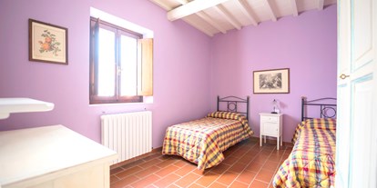 Familienhotel - Wellnessbereich - Italien - Schlafzimmer mit zwei Einzelbetten - Castellare di Tonda Resort & Spa