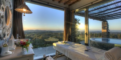Familienhotel - Einzelzimmer mit Kinderbett - Lucca - Pisa - Massagenraum mit Ausblick - Castellare di Tonda Resort & Spa