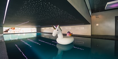 Familienhotel - Teenager-Programm - Serfaus - Milion Colour Pool - Hallenbad mit 30 Grad warmen Salzwasser - Aktiv & Familienhotel Adlernest