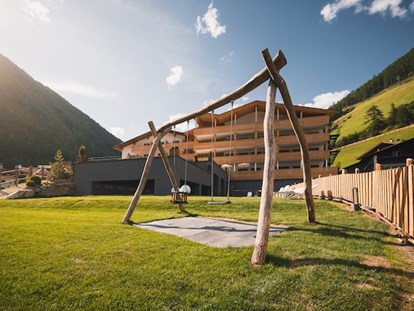 Familienhotel - barrierefrei - Südtirol - Familienhotel im Sommer mit Schauckel  - Aktiv & Familienhotel Adlernest