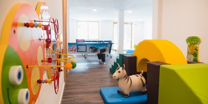 Familienhotel - Suiten mit extra Kinderzimmer - Serfaus - Spielzimmer für Groß und Klein - Aktiv & Familienhotel Adlernest