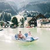 Familienhotel: hoteleigener Naturbadeteich - Das Original Kinderhotel Stegerhof in der Steiermark