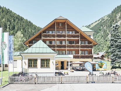 Familienhotel - Hallenbad - Forstau (Forstau) - Außenansicht Woid Haus - Das Original Kinderhotel Stegerhof in der Steiermark