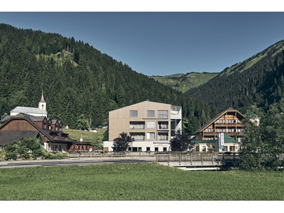 Familienhotel - Hunde: hundefreundlich - Gröbming - Außenansicht aller drei Häuser - Das Original Kinderhotel Stegerhof in der Steiermark