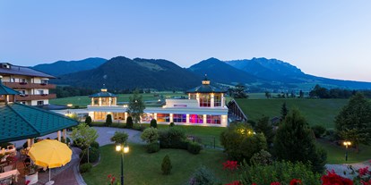 Familienhotel - Going am Wilden Kaiser - Blick auf die Wassererlebniswelt und Bergkulisse - Hotel Seehof